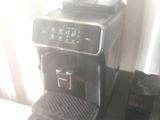 une photo d'une machine à café posée sur une table