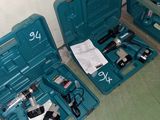 deux outils dans la mallette posée sur le sol