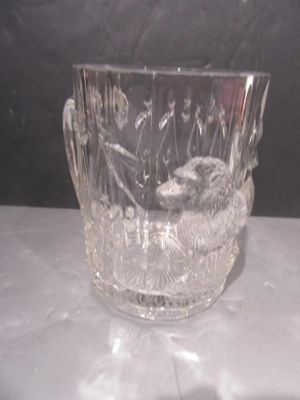 un saladier en verre posé sur une table, dans lequel se trouve un lapin