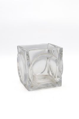 un vase en verre transparent orné d'un motif carré