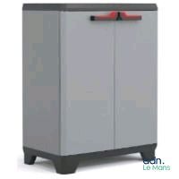 armoire de rangement grise avec poignée rouge, montée sur roulettes