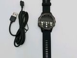 une montre reliée à un chargeur USB