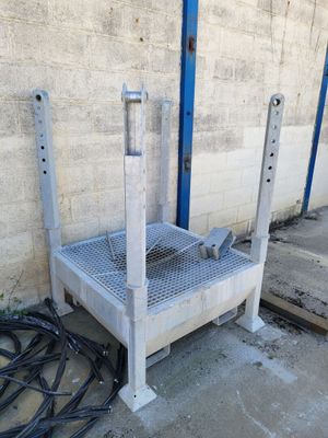 a metal platform that is sitting next to a wall