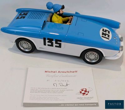 une petite voiture bleue et blanche avec un homme au volant