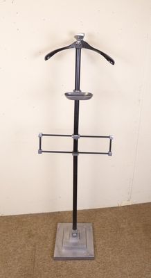 une photo d'un porte-manteau sur lequel est accroché un manteau