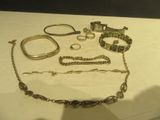 une table sur laquelle sont posés de nombreux bijoux