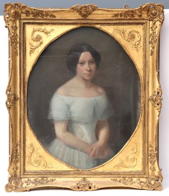 portrait d'une femme en robe bleue dans un cadre doré