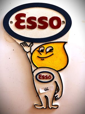 un panneau sur lequel est écrit « Esso » et qui représente un chat