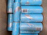 plusieurs boîtes de conserve dans un carton posé sur une table