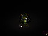 un gros plan d'un diamant vert et noir sur une surface noire