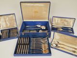 beaucoup de couverts dans un coffret bleu posé sur la table