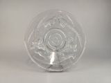 une plaque de verre transparent ornée d'un motif circulaire