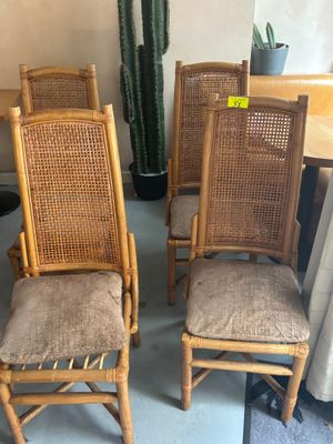 quatre chaises qui sont assises l'une à côté de l'autre
