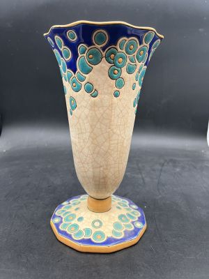 un vase bleu et blanc posé sur une chaise noire
