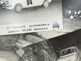 une photo en noir et blanc d'un groupe de voitures anciennes