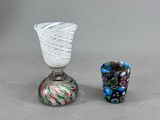 deux petits vases en verre posés l'un à côté de l'autre sur une table