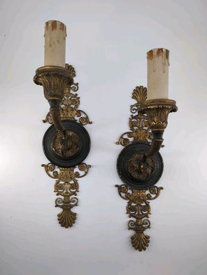 Paire d’appliques murales en bronze à patine dorée à décor d…