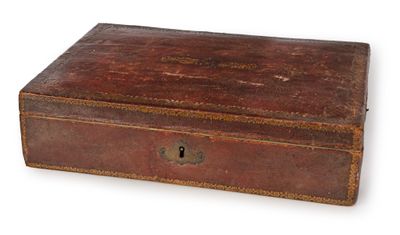 une vieille boîte en cuir munie d'un cadenas, sur fond blanc