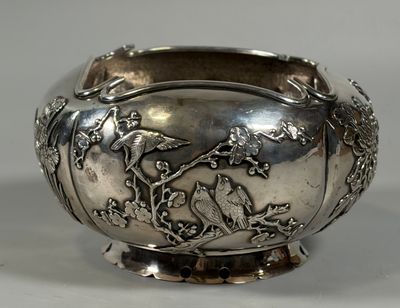 un bol en argent orné d'oiseaux et de fleurs