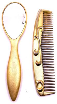 un peigne en or et un peigne en or sur fond blanc