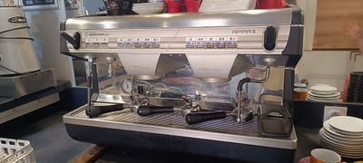 une photo d'une machine à café professionnelle dans une cuisine