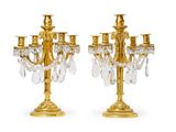 paire de chandeliers plaqués or ornés de pendants en cristal