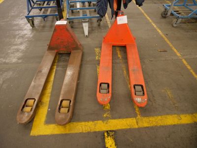 UN Transpalette Manuel Manu 2,5T Rouge + UN Autre Sans Marqu…