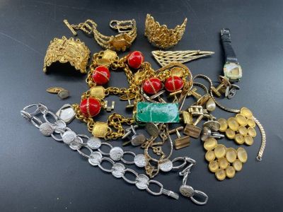 un tas de bijoux posé sur une table