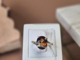 une bague qui se trouve dans une boîte sur une table