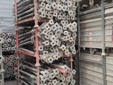 de nombreuses piles de parpaings empilées sur un rayonnage