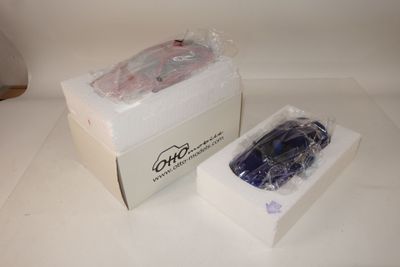 une boîte contenant une voiture bleue et une boîte blanche contenant une voiture bleue