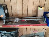 une photo d'une étagère sur laquelle sont posés des outils