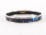 un gros plan d'un bracelet orné d'un motif bleu et noir