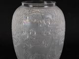 un vase en verre orné d'un motif sur fond noir