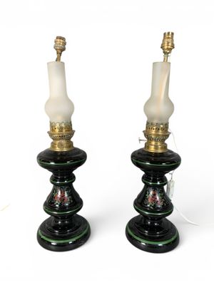 paire de lampes de table noires et dorées avec des abat-jours en verre blanc