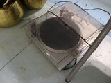 une platine posée sur une table, à côté d'un vase doré