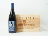 une bouteille de vin posée à côté d'une caisse en bois
