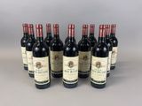 six bouteilles de vin rouge alignées