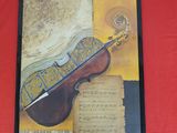 une photo d'un tableau représentant un violon posé sur une table