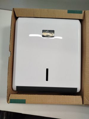 une boîte ouverte sur laquelle repose un purificateur d'air blanc, posé sur une table