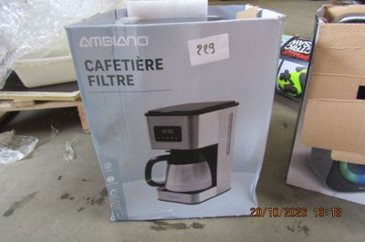emballage d'une cafetière posée sur une table à côté d'un carton