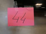 un post-it rose sur lequel est inscrit le chiffre 44