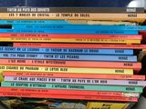 beaucoup de livres dans une boîte sur la table