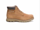 un gros plan sur une paire de bottes marron sur fond blanc