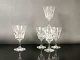 trois verres à vin transparents posés les uns à côté des autres sur une table