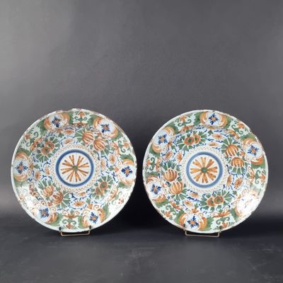 pair of japanese imari porcelain plates