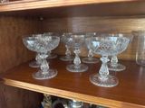 quatre verres posés sur une étagère dans une pièce