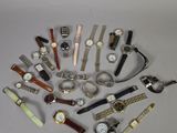 plusieurs types de montres sur une surface blanche