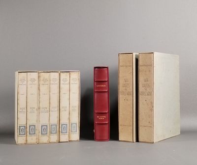 trois livres posés l'un sur l'autre, l'un à côté de l'autre
