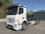 un camion blanc garé dans un parking